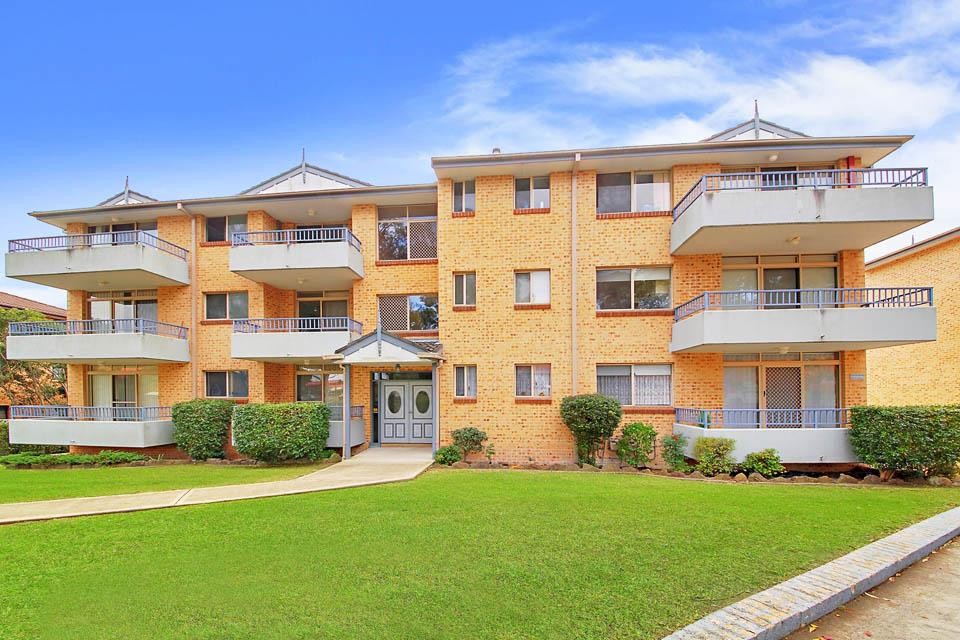 Five minutes walk from Station!!
