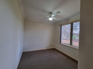 View profile: Quality 3 bedroom villa, Double Garage- Walk to station!