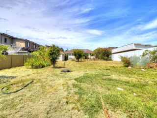 View profile: Well-Presented and Spacious Home- 5 Minutes Walk to Station!