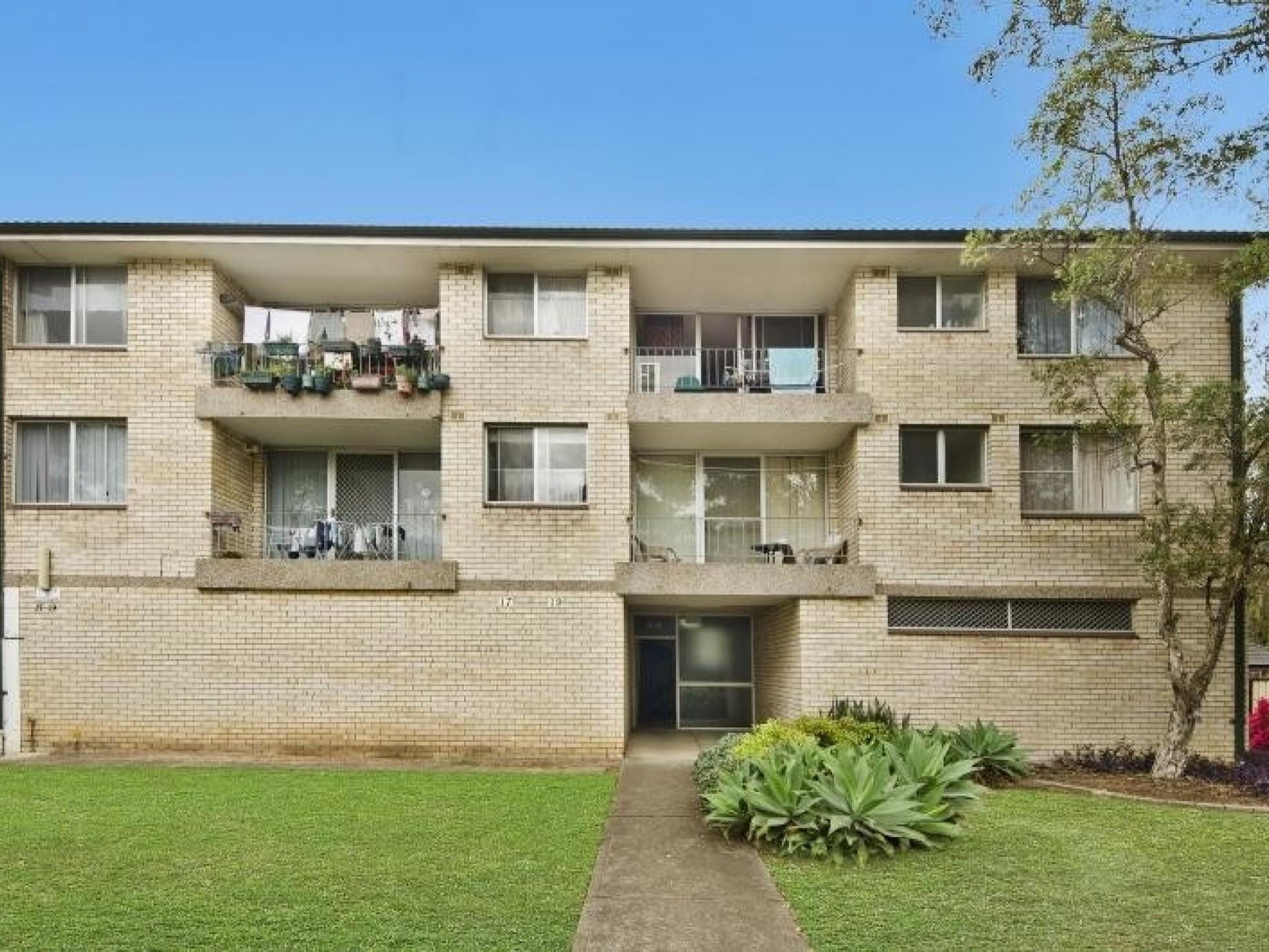Excellent Location! Close to Station & Stockland's!