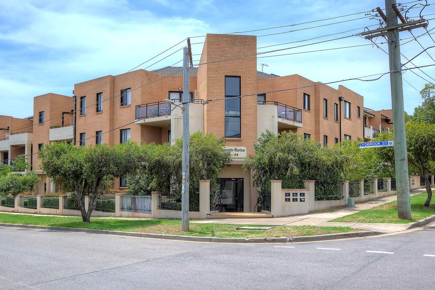 Easy stroll to Station and hospital!  Two bathrooms! Freshly painted and new carpet!