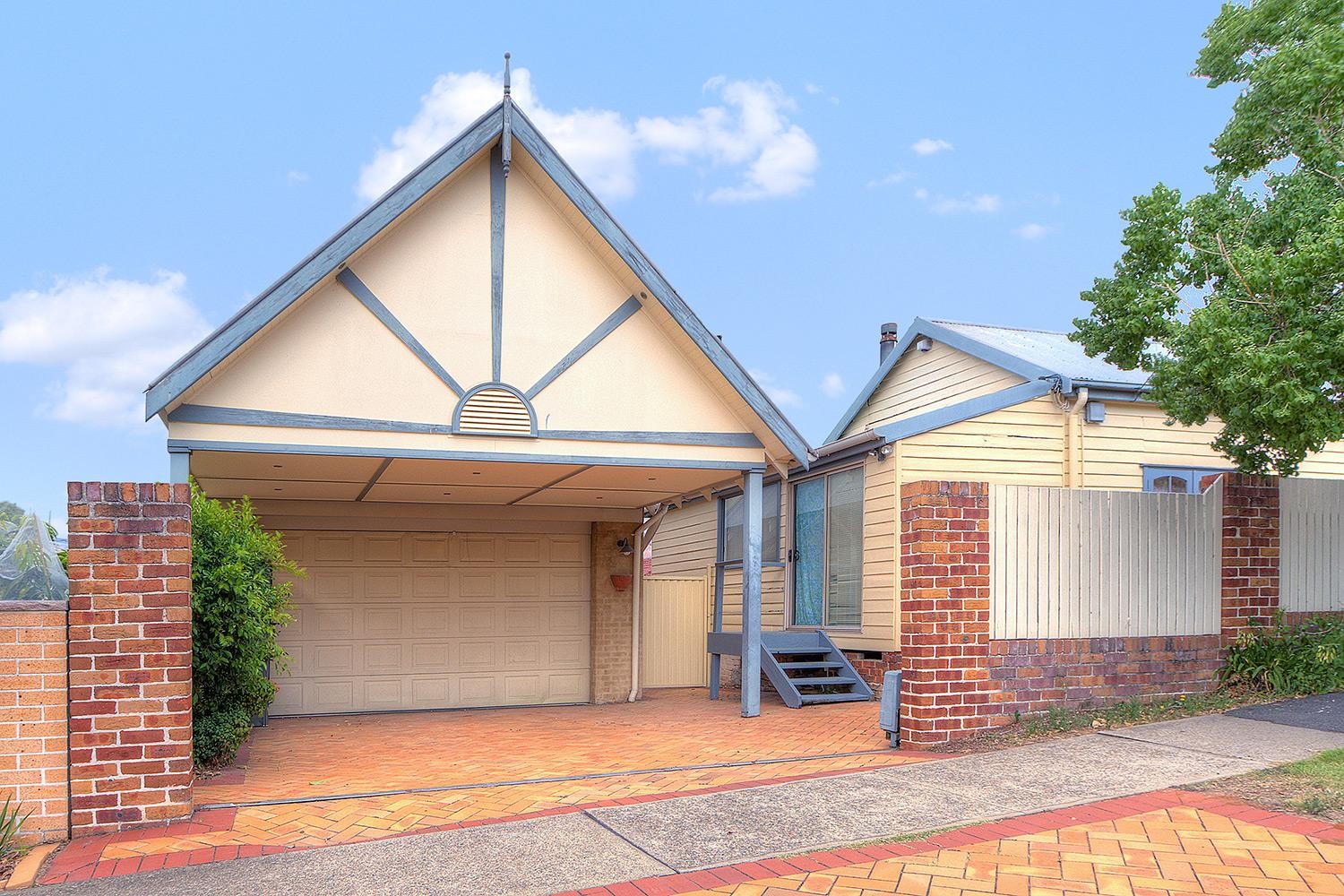 Huge granny flat! Walk to station!