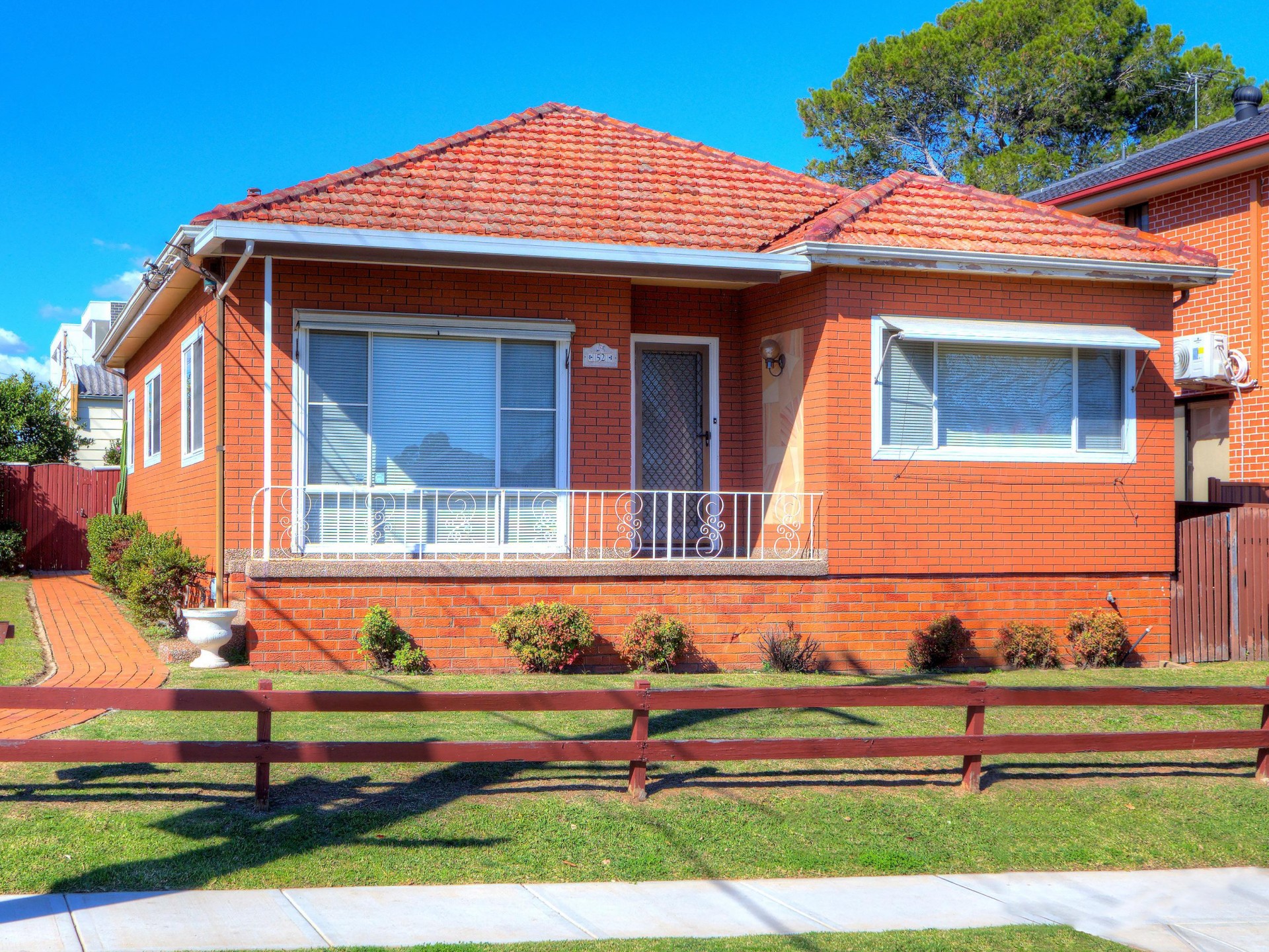 Outstanding Corner Block! 10 Minutes to Station & Shops!
