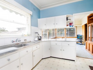 View profile: Well-Presented and Spacious Home- 5 Minutes Walk to Station!