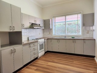 View profile: Huge 4 Bedroom Family Home- Walk to Westmead Station