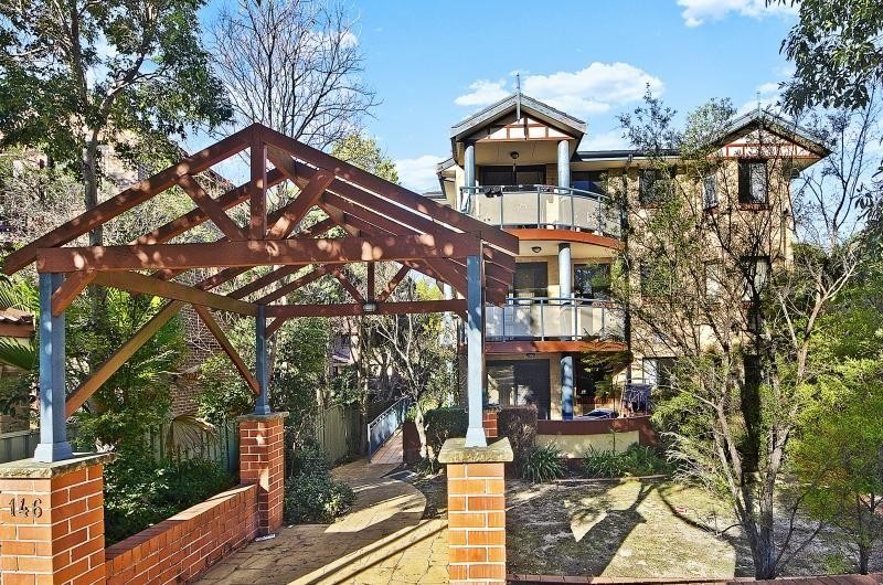 Modern Unit! Walk to Station! Air Conditioned!