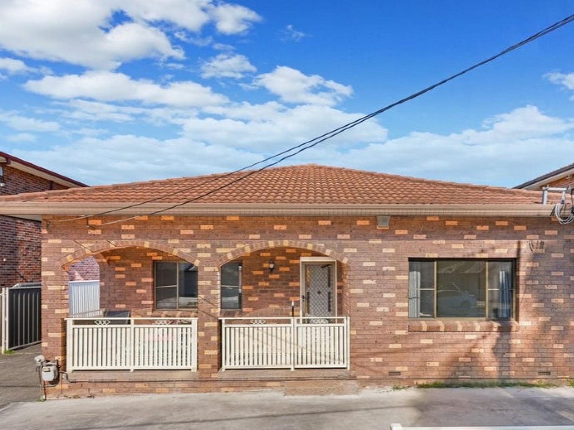 Quality 4 Bedroom Home- 8 Minutes to Station!
