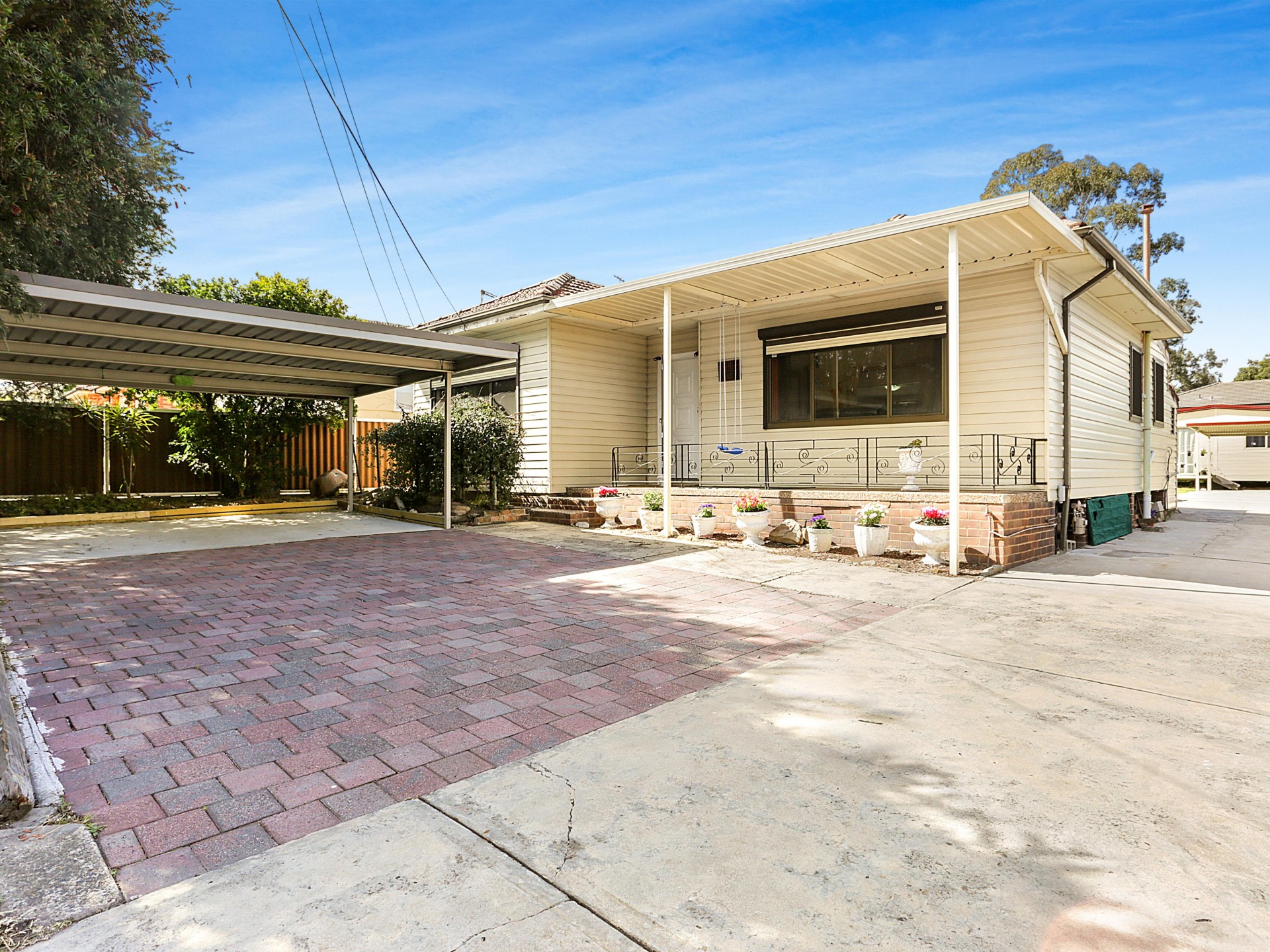 Excellent Location! Spacious 4 bedroom house, 3 bathrooms and a large backyard!