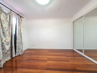 View profile: Massive 5 bedroom home- Close to Schools & transport