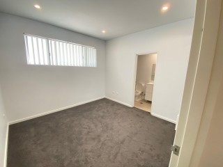 View profile: Luxurious Newly Built Unit! Outstanding Location