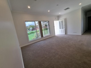 View profile: Spotless Renovated Home in Outstanding Location!