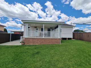 View profile: Spotless Renovated Home in Outstanding Location!