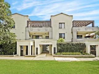 View profile: Top Quality Unit- Two Bathrooms, Walk to Station!
