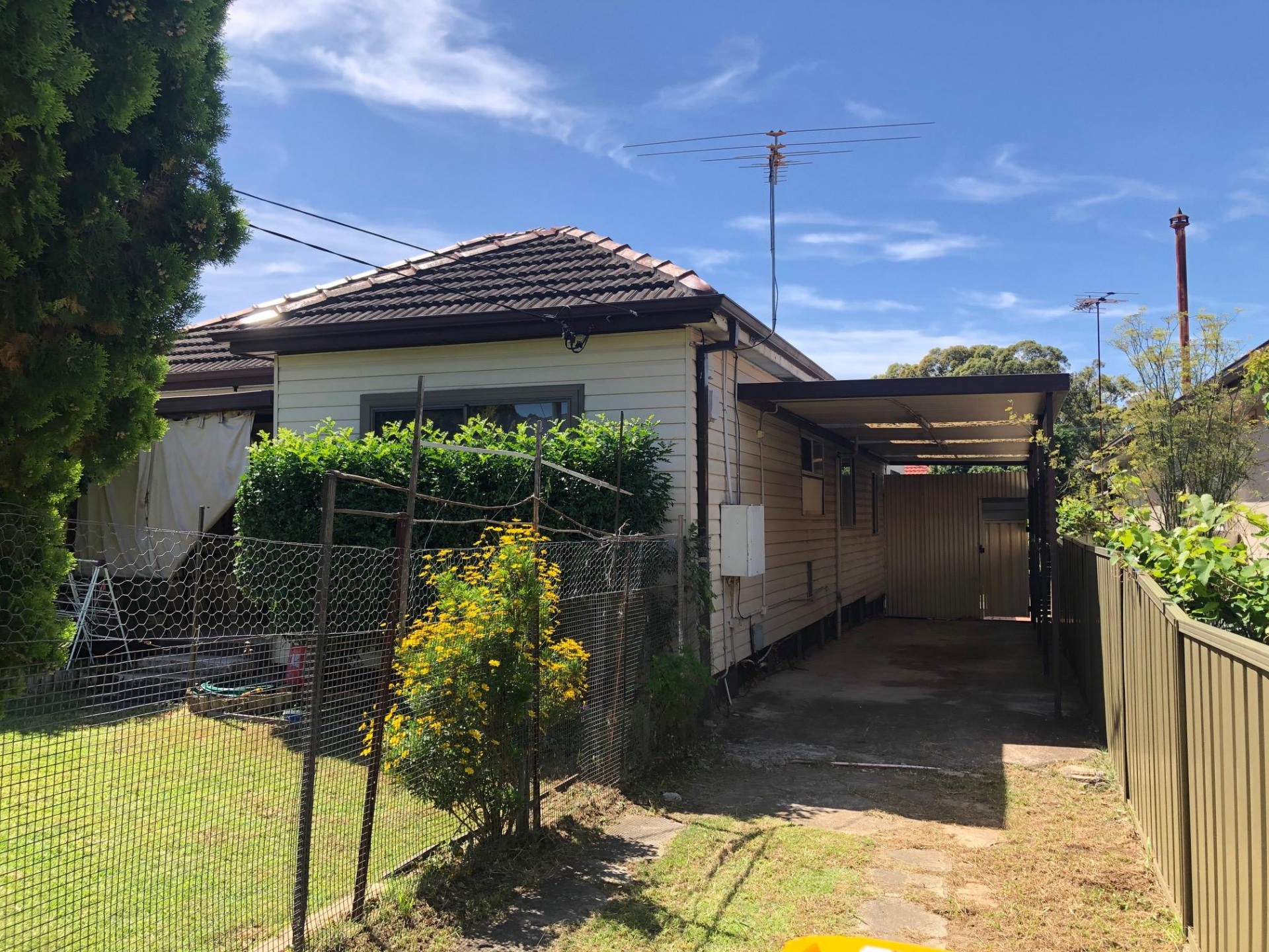 Conveniently located 2 bedroom Granny Flat!