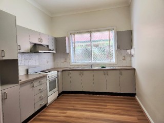 View profile: Huge 4 Bedroom Family Home- Walk to Westmead Station