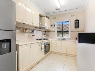 View profile: Excellent Location! Spacious 4 bedroom house, 3 bathrooms and a large backyard!