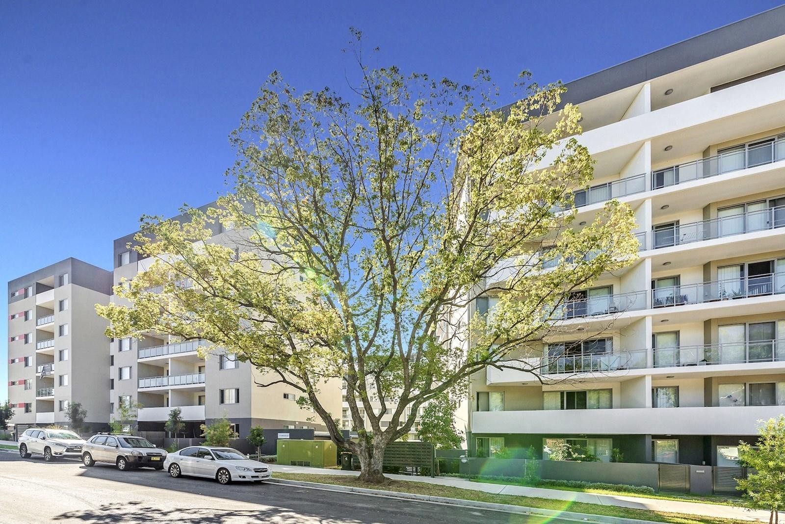 Air Conditioning & Large Balcony!