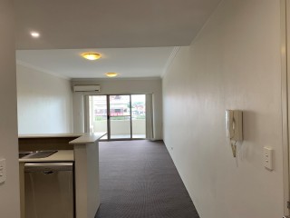 View profile: Walk to Granville Station!! Includes Air-conditioning!