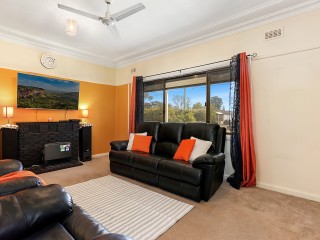 View profile: Excellent Location! Spacious 4 bedroom house, 3 bathrooms and a large backyard!