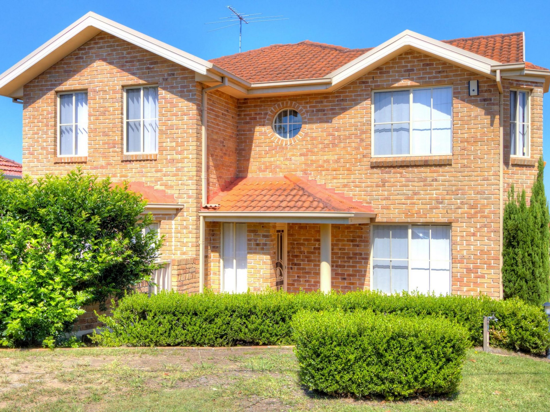 3 Bedrooms! 2.5 Bathrooms! Air Conditioned!