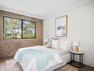 View profile: Large Full Brick 4 Bed Duplex- Walk to Station & Shops!