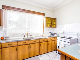View profile: Outstanding Corner Block! 10 Minutes to Station & Shops!