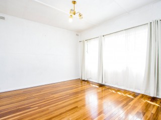 View profile: Three Bedrooms & Excellent Location!!