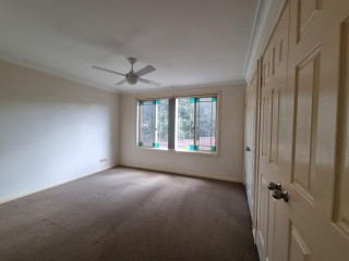 View profile: Quality 3 bedroom villa, Double Garage- Walk to station!