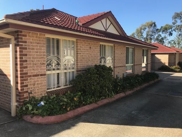 Walk to Station & Girraween Public School!