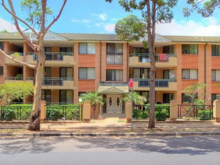 View profile: Great Unit! Walk to Station! One Week Free Rent!*