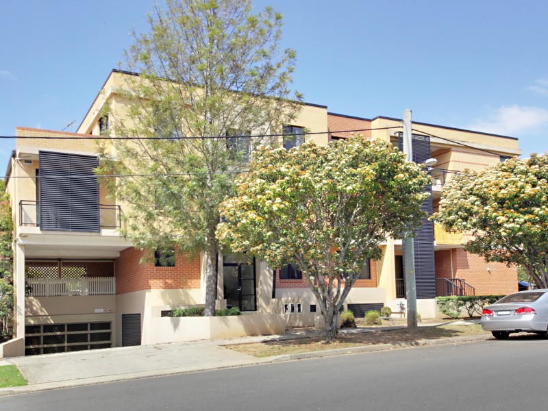 Conveniently located modern unit