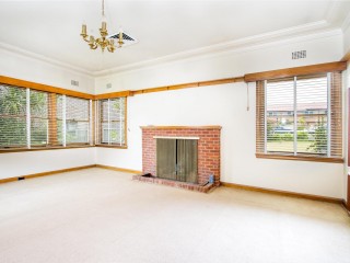 View profile: Well-Presented and Spacious Home- 5 Minutes Walk to Station!