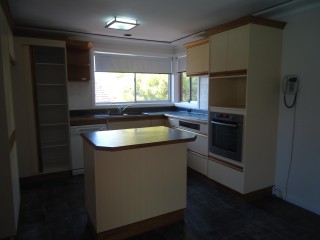 View profile: Lovely home with 4 bedrooms and Swimming Pool!