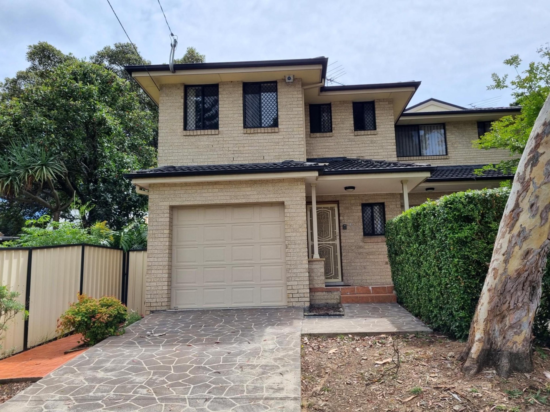 3 Bedrooms, 2 Bathrooms Walk to Station