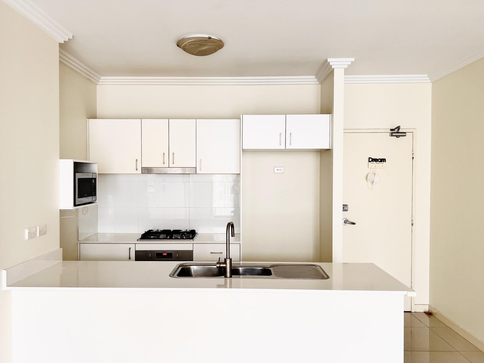 Bright and Convenient Unit, Close to All Amenities