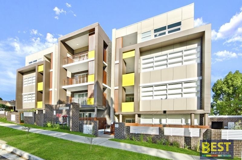2 Bathrooms! Gas Cooking! Close To Westfields