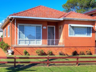 View profile: Outstanding Corner Block! 10 Minutes to Station & Shops!