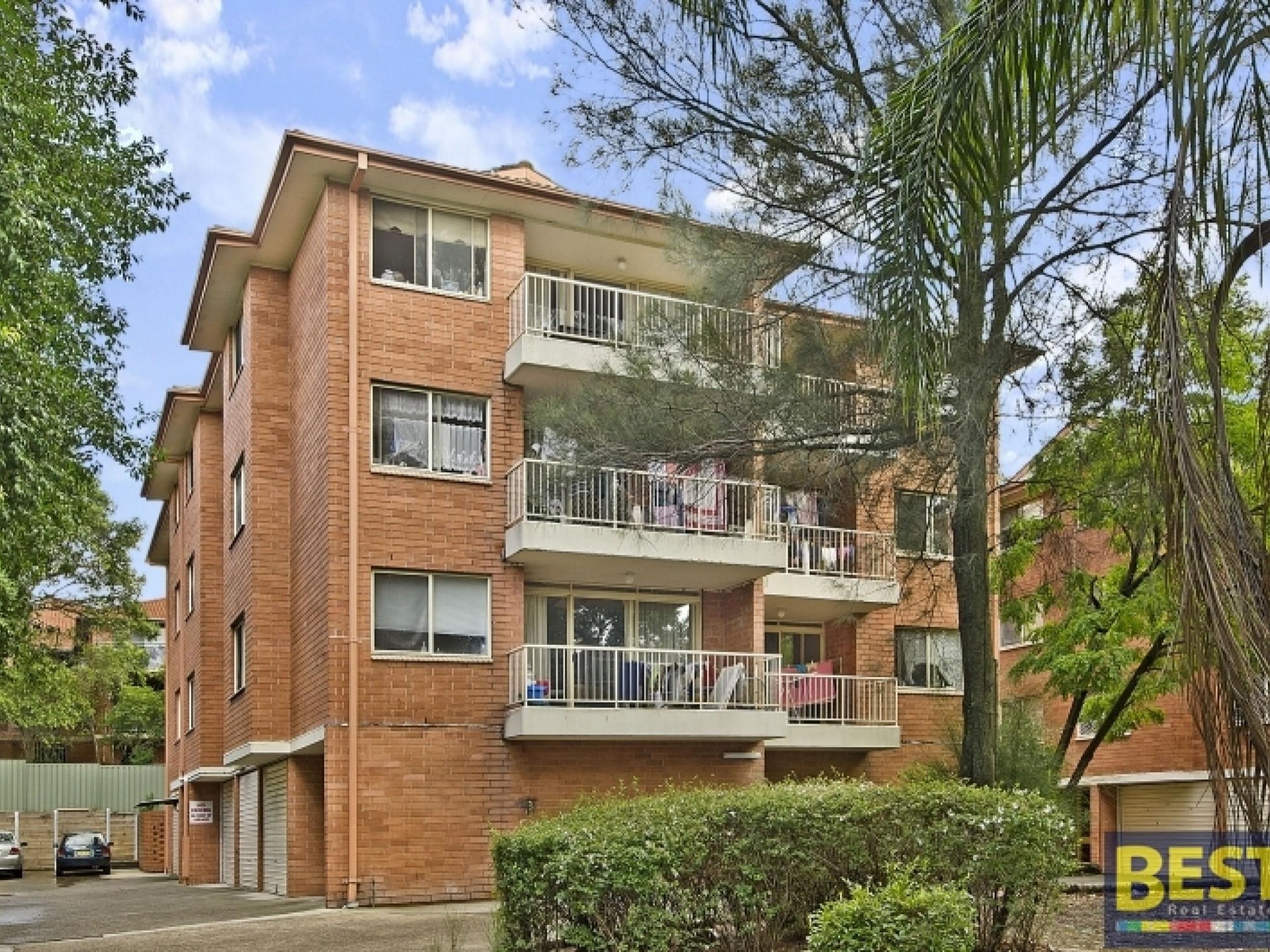 Close to Station & Woolworth's Shopping Centre