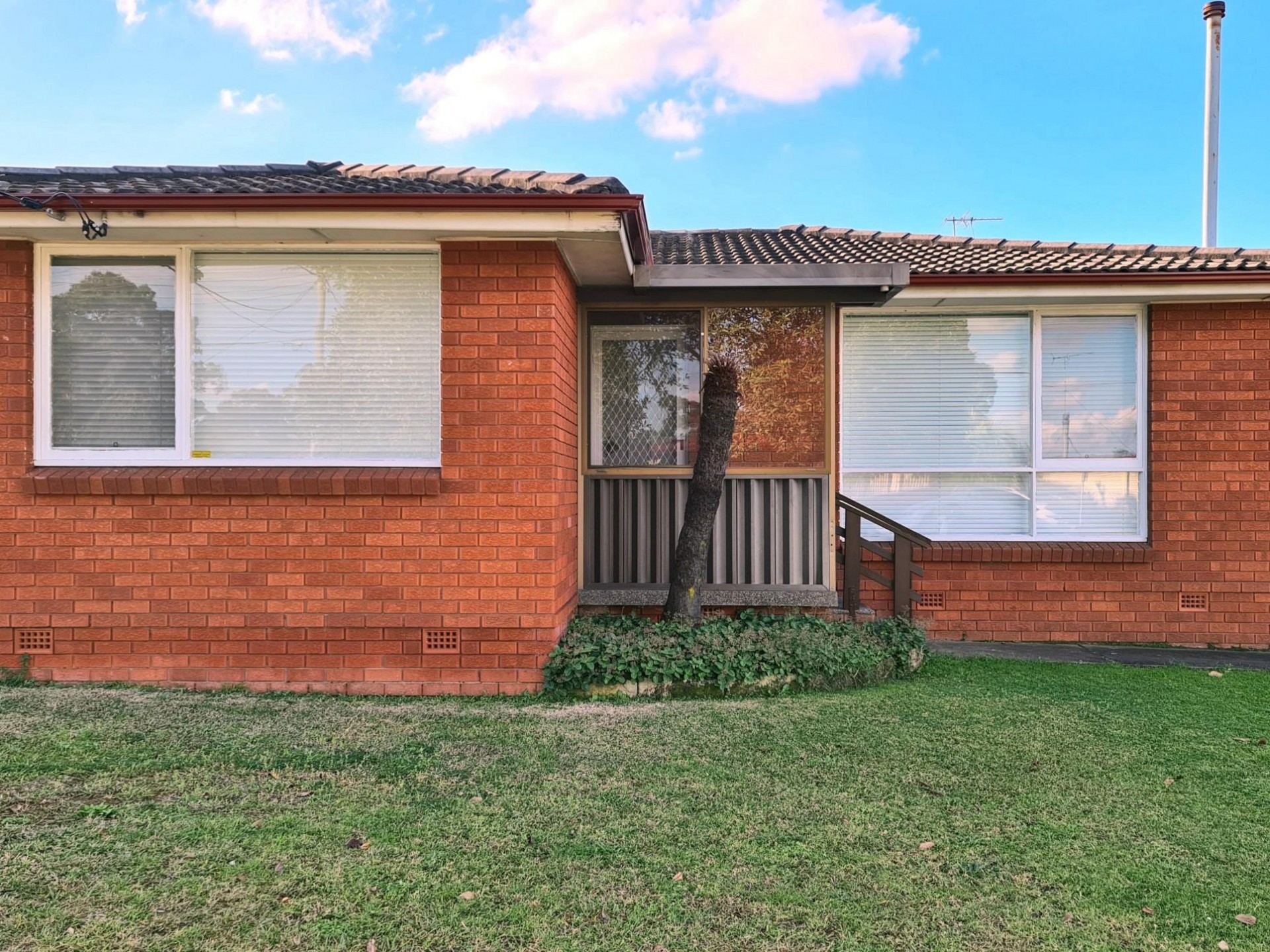 3 Bedroom House with large backyard