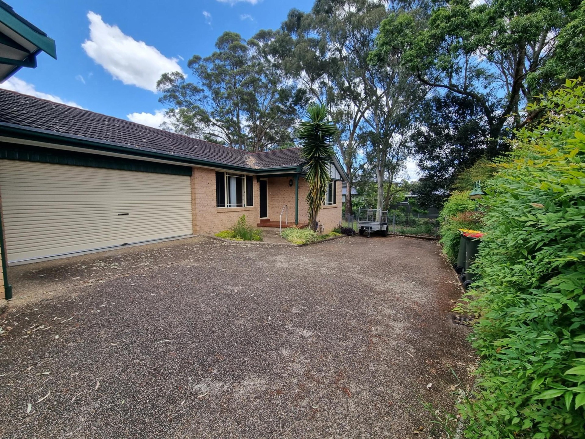 Quality 3 bedroom villa, Double Garage- Walk to station!