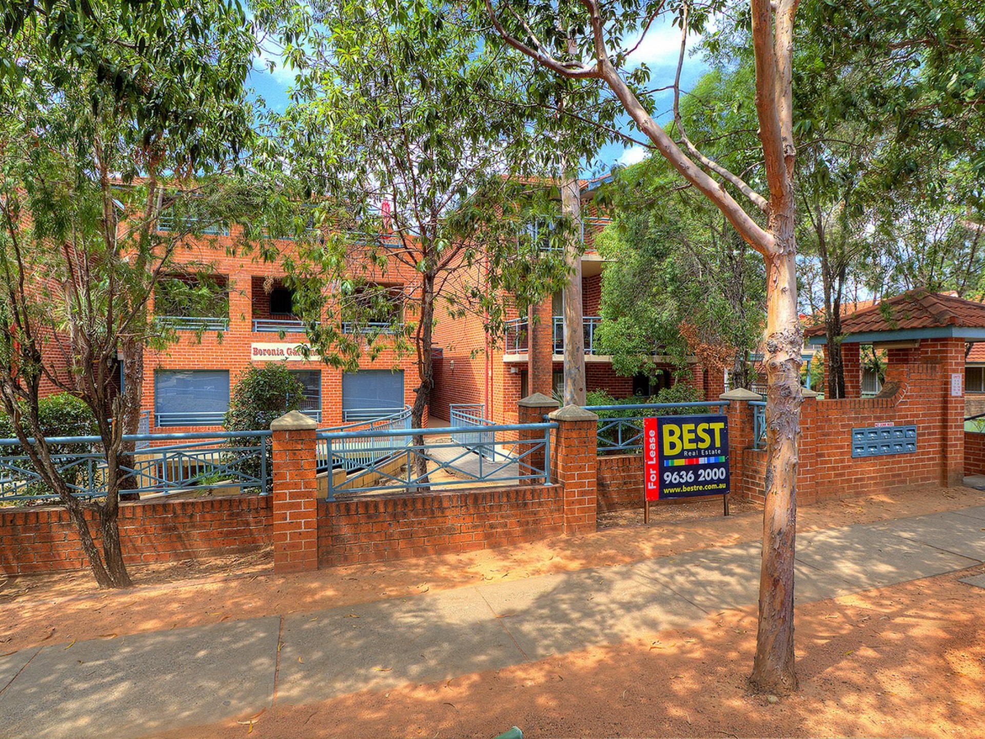 Quality Unit with 2 Bathrooms! Walk to Station!