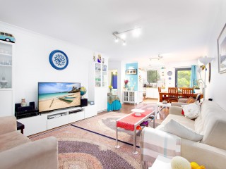 View profile: Huge Unit- Walk to Station!