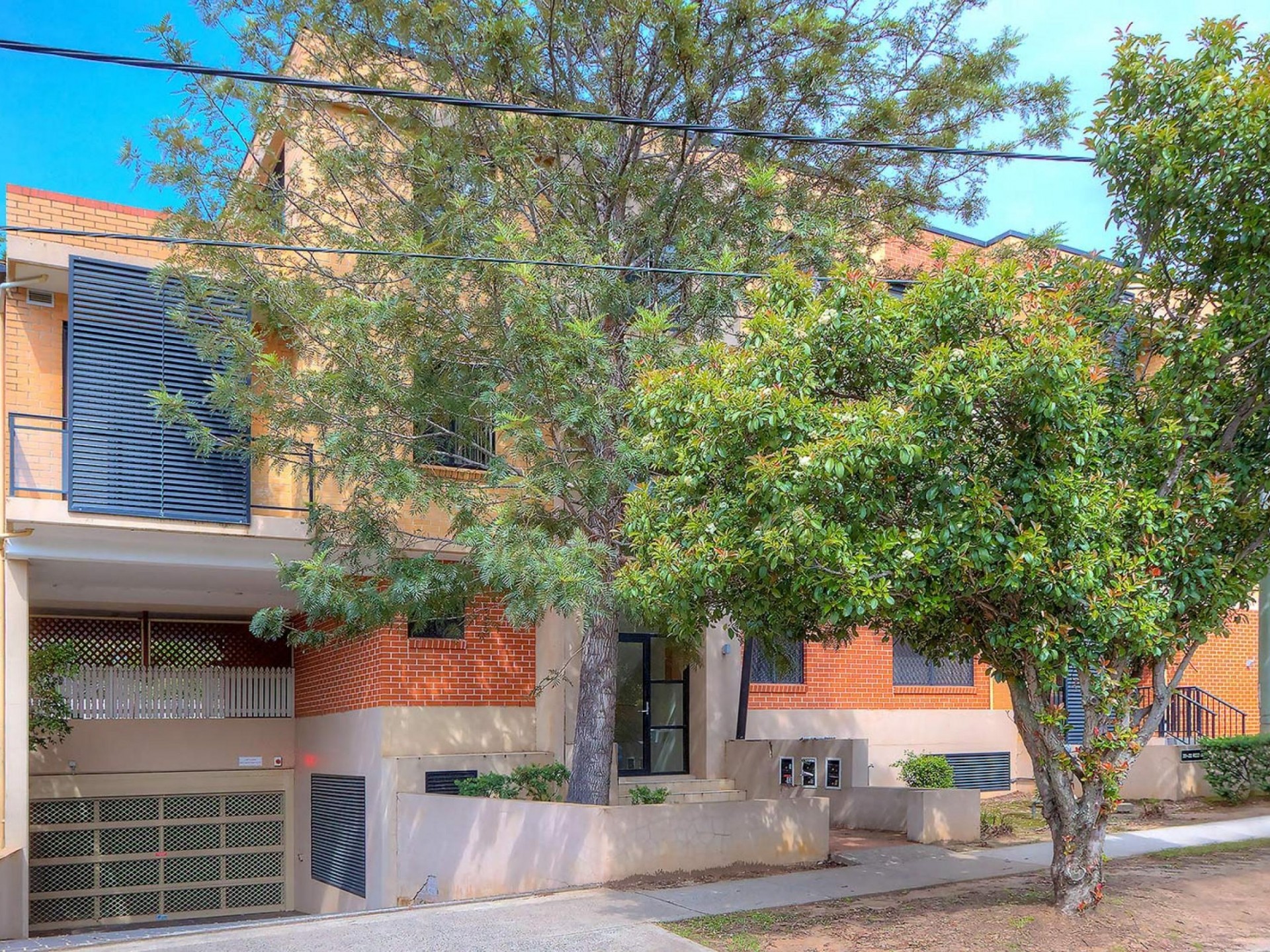 Superb Modern Unit! Walk to Hospitals & Station!