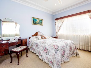 View profile: Outstanding Corner Block! 10 Minutes to Station & Shops!