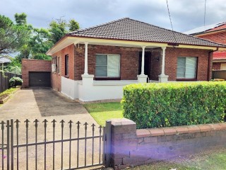 View profile: Huge 4 Bedroom Family Home- Walk to Westmead Station