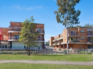 View profile: Stunning 2 bedroom apartment conveniently located 3 minutes walk to Toongabbie Train station!