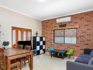 View profile: Quality 4 Bedroom Home- 8 Minutes to Station!