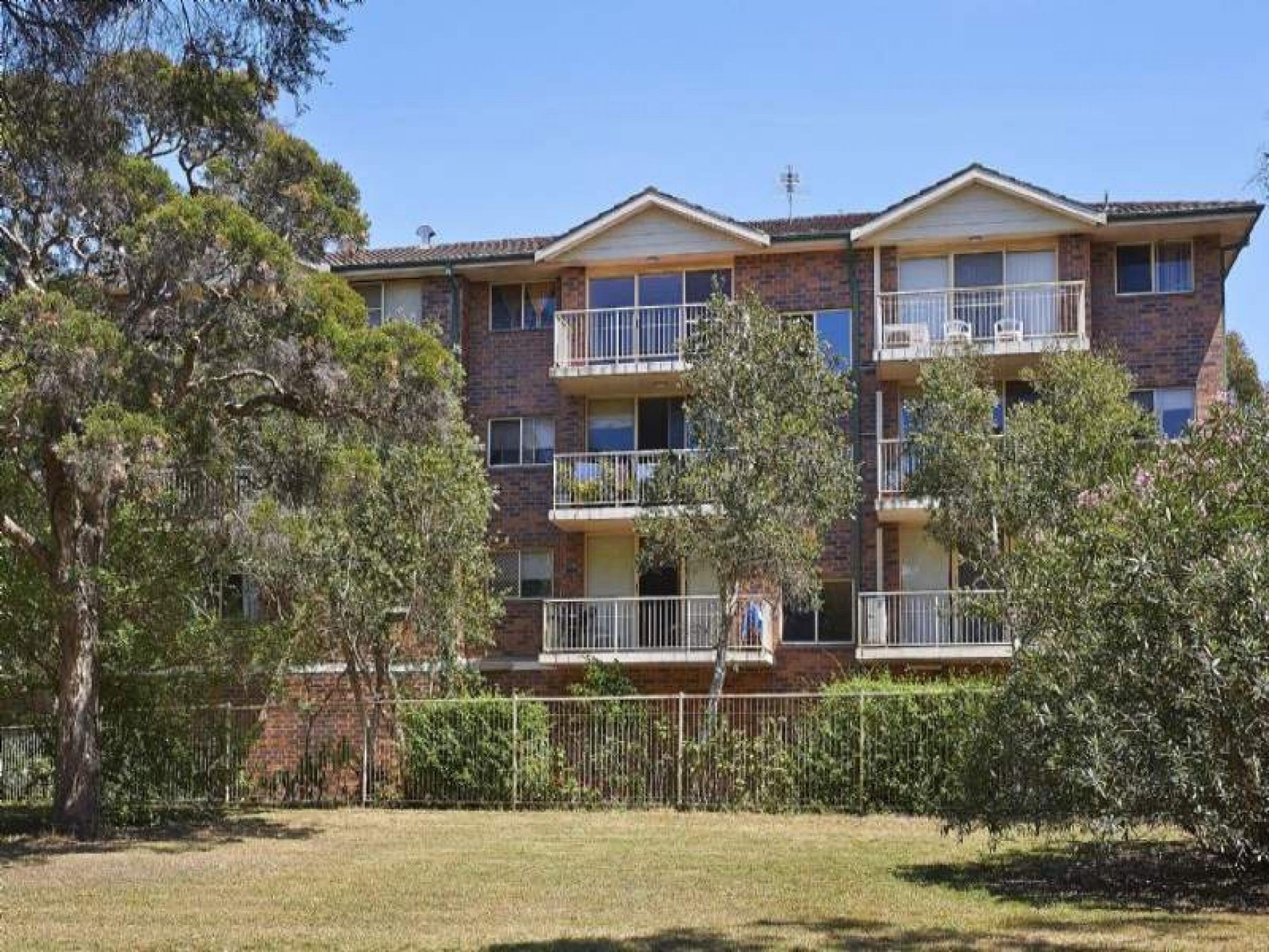 Two bedroom unit within outstanding location! Stroll to school, station & hospital!