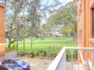 View profile: Outstanding Location! Easy Stroll to Station & Shops!