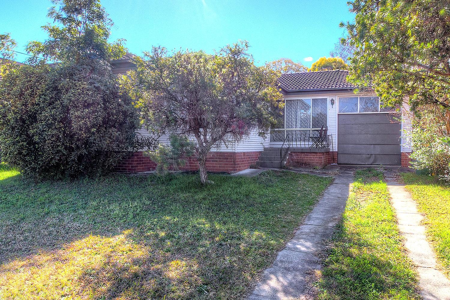 Air Conditioning & Dishwasher! Walk to Schools & Shops!